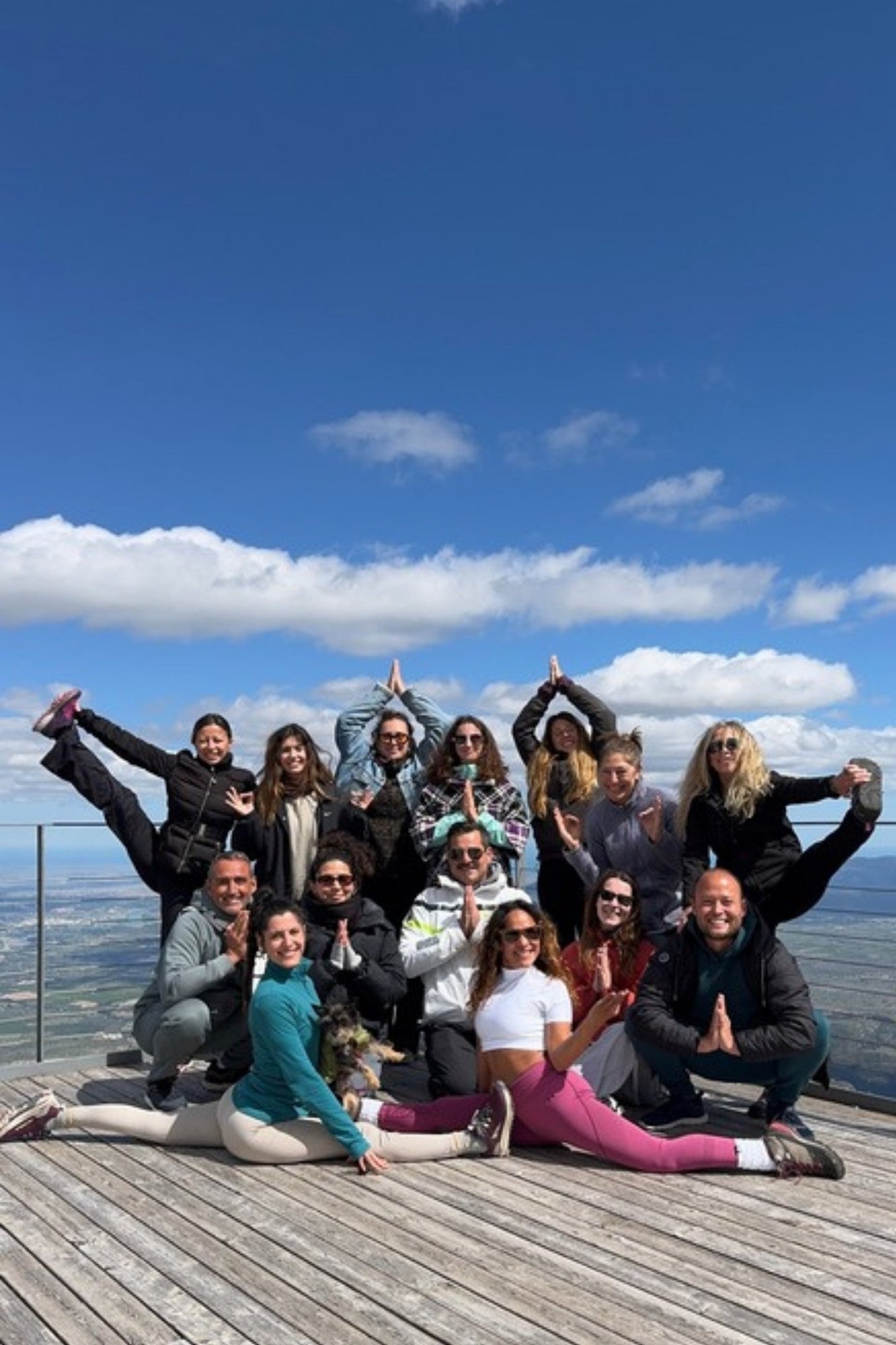 Grupo de la formación Yoga 360 en la montaña
